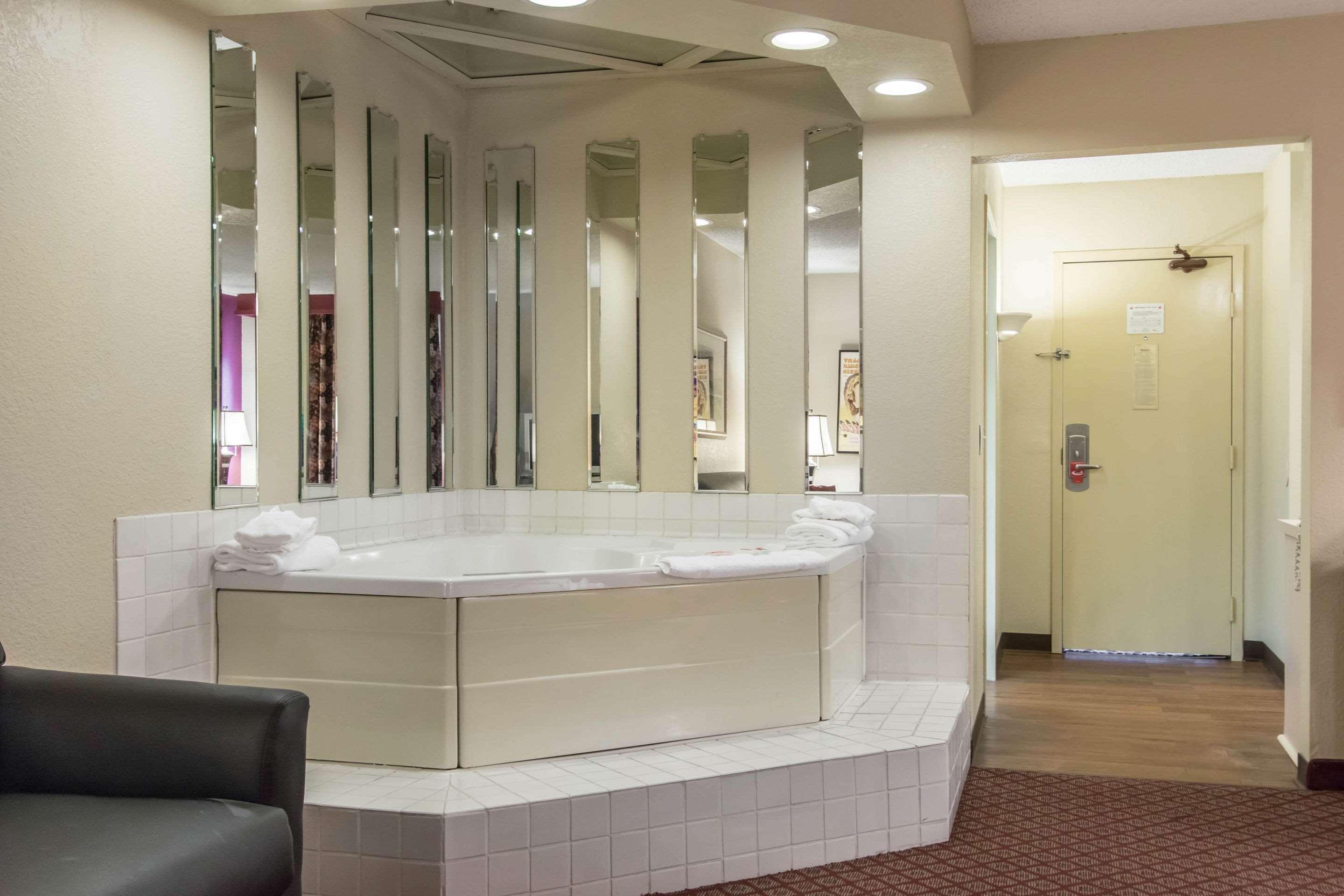Econo Lodge Inn & Suites Joplin Εξωτερικό φωτογραφία