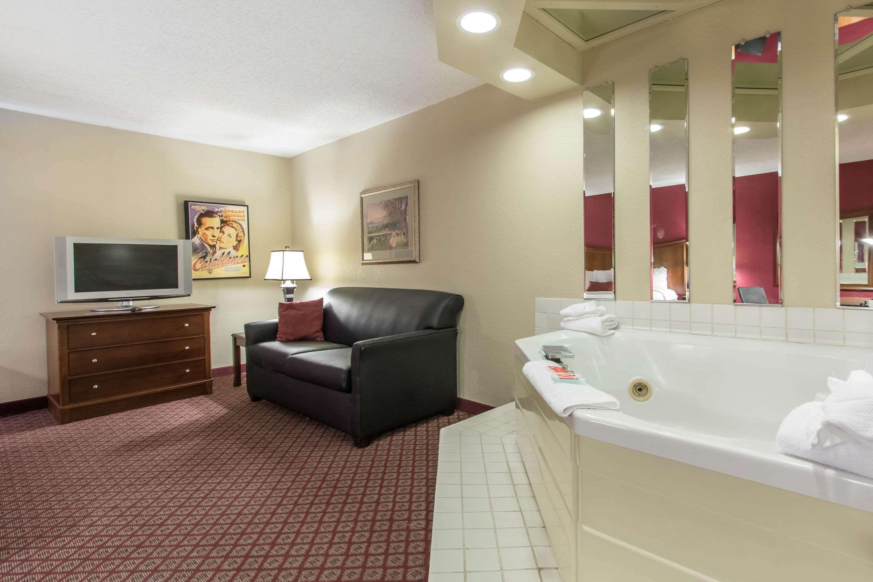 Econo Lodge Inn & Suites Joplin Εξωτερικό φωτογραφία